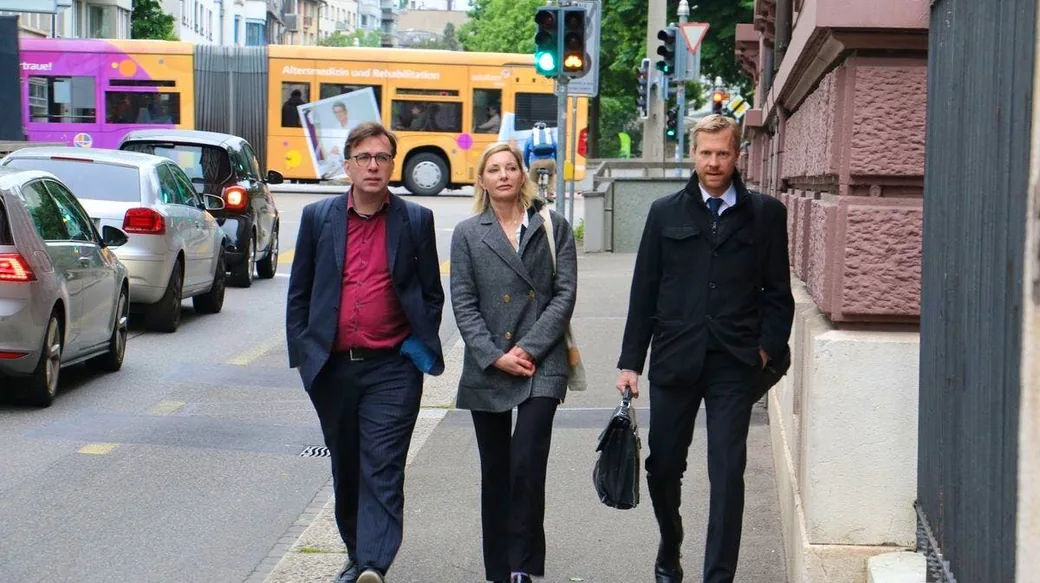 Michèle Binswanger auf dem Weg zum Strafgericht Basel-Stadt im Mai 2023, begleitet von zwei Männern; links der Leiter der Tamedia-Rechtsabteilung